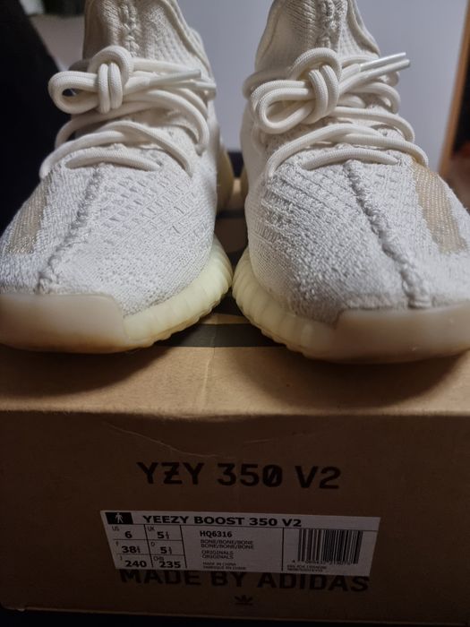 Vând Yeezy  350 V2