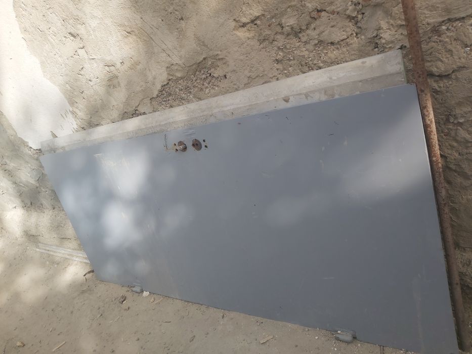 Продам металлическую дверь.