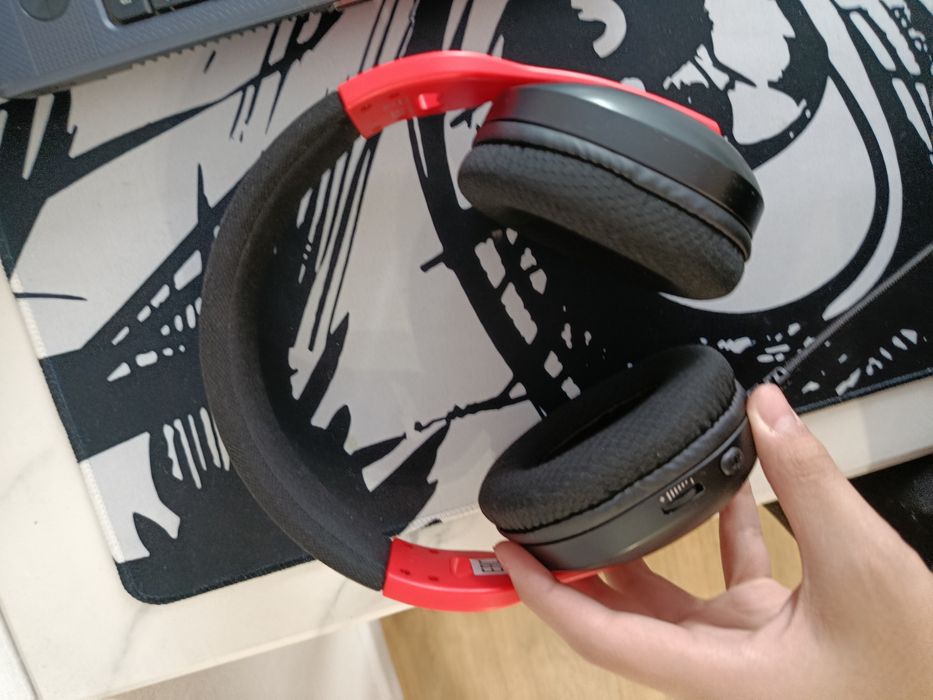 Ноутбук и наушник с мукрофоном