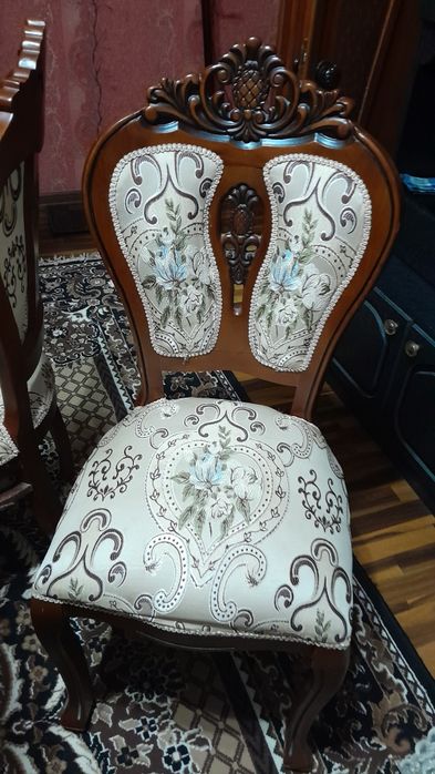 Гостинный стол и стулья в отличном состоянии