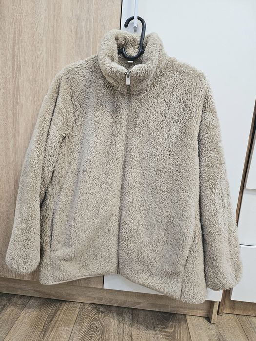 Бежевая куртка Uniqlo