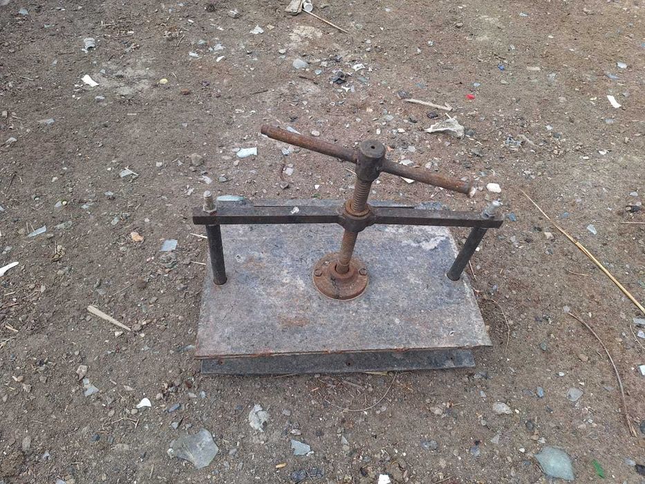 Продам тиски в рабочем состоянии