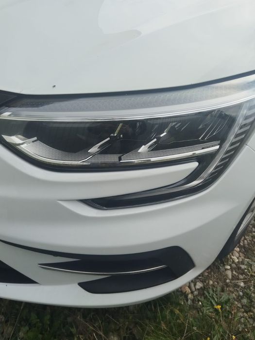 Vând far Renault