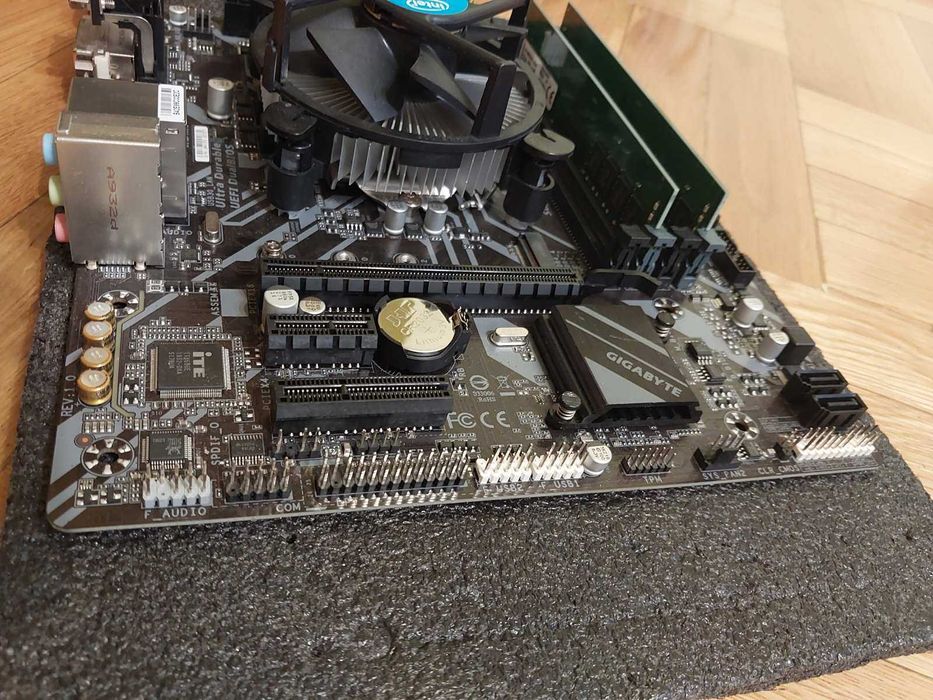Intel i5 8400 + Gigabyte B365M DS3H + 16GB 2400Mhz CL17 Kingston KVR