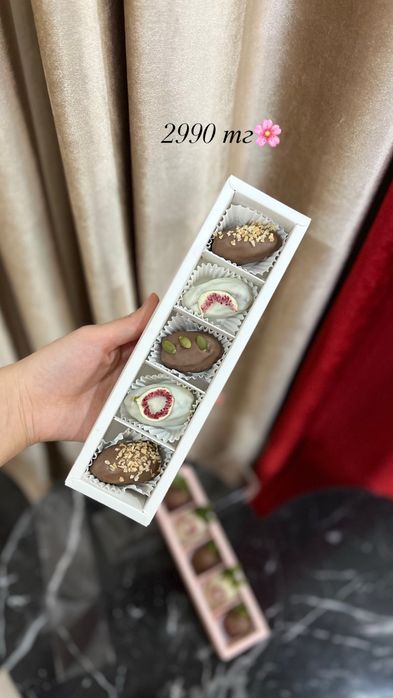 Клубника и финики в шоколаде