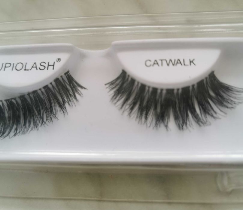 Vând gene false noi în cutie