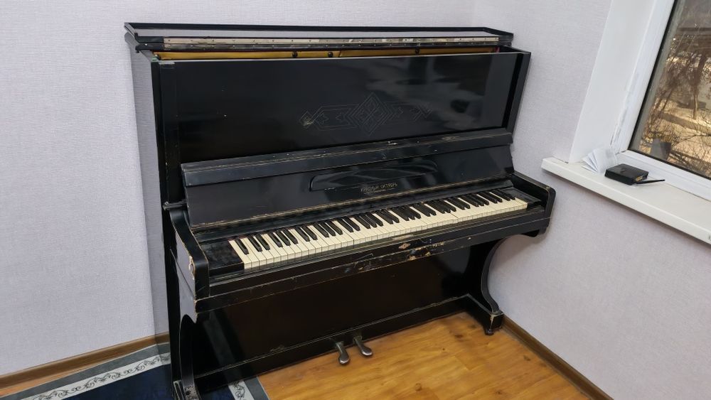 Пианино"Красный октябрь"