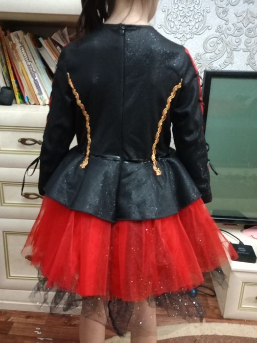 Платья нарядные продаю