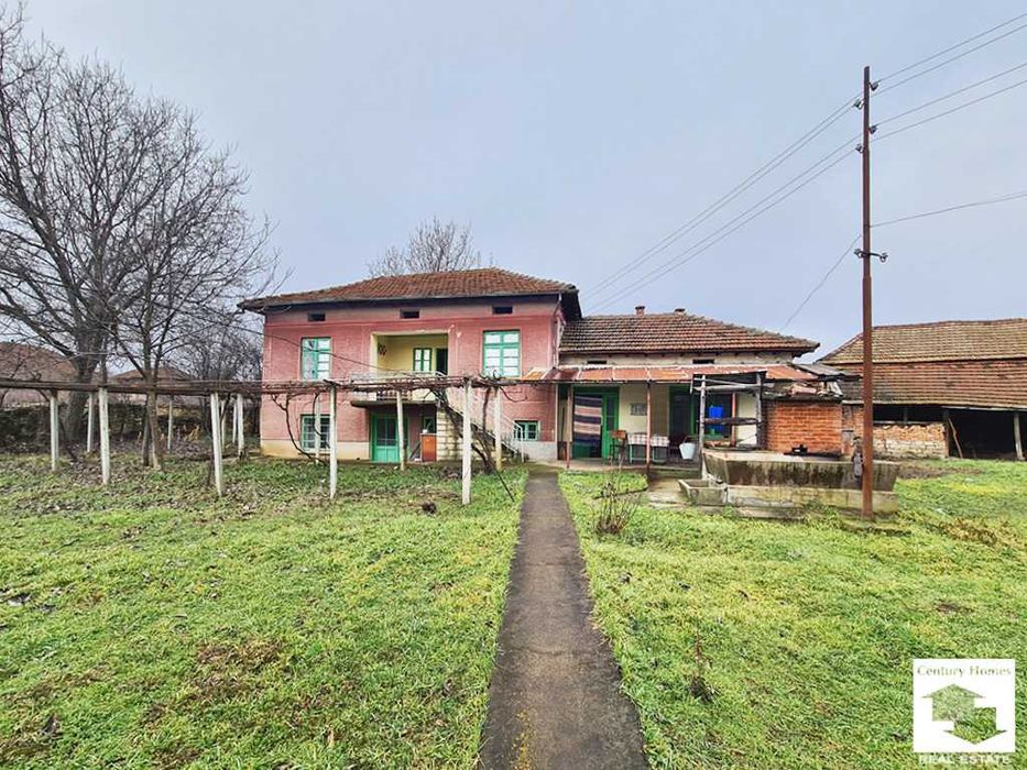 140333 Двуетажна къща с кладенец и гараж в с. Долна Липница