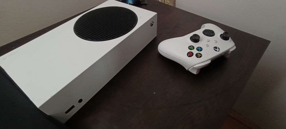 vând Xbox nou lam folosit de 3 ori am și cutie