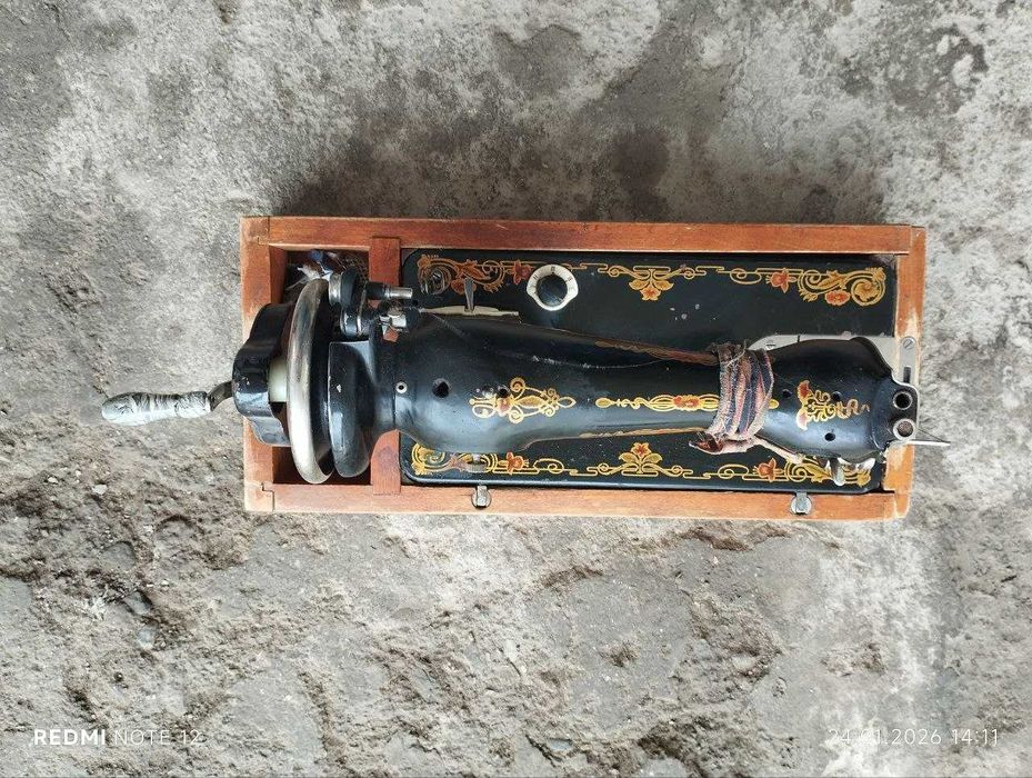 Швейная ручная машинка советская