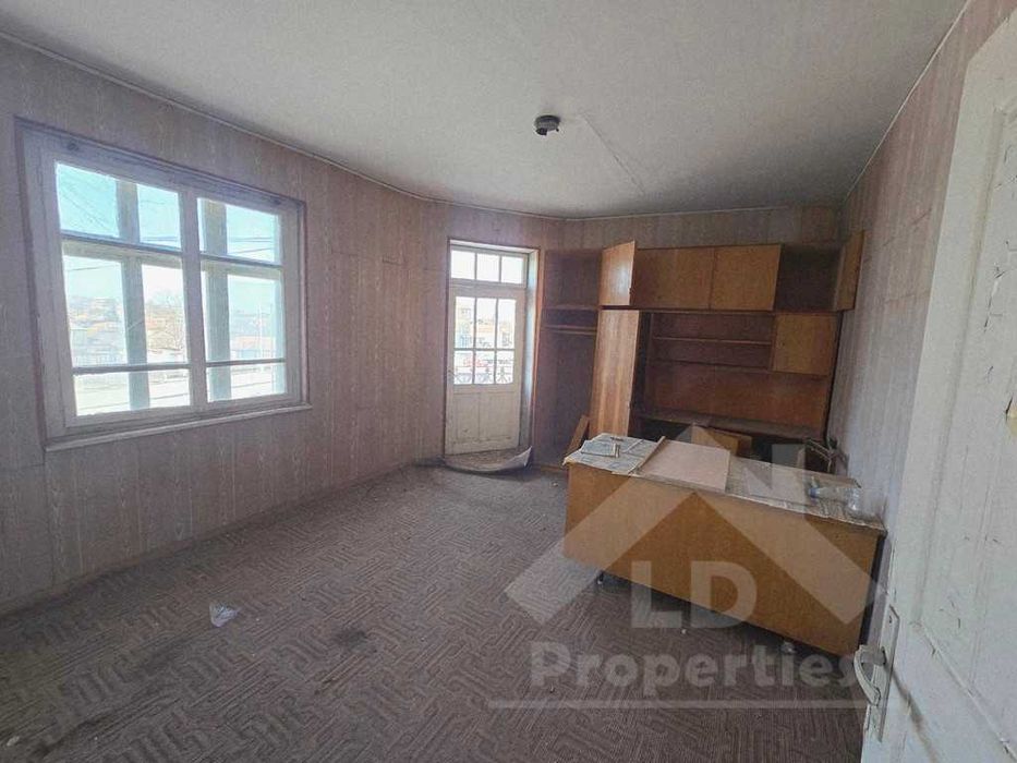 Двуетажна къща в центъра на гр.Вълчи дол