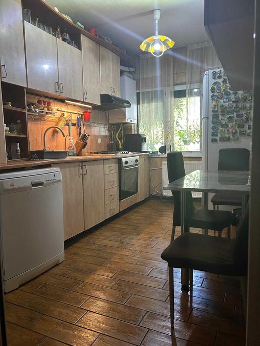Vând apartament 4 camere