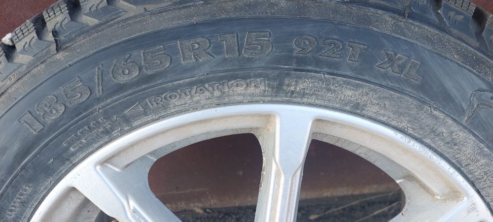 Продам комплект зимней резины с дисками