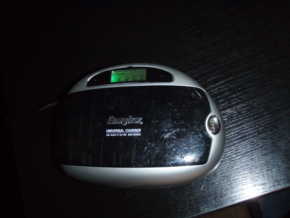 Incarcator universal acumulatori R3 R6 R14 R20 si 9V Energizer CHEUF