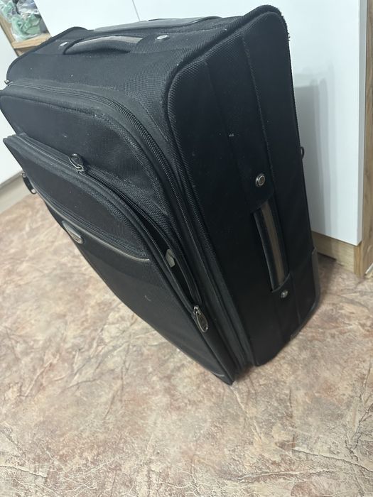 Продам недорого  чемодан в идеальном сост