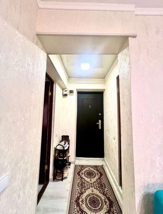 Чиланзар 5. 1 комнатная. Улица Мукимий.  Кирпич.  Метро 10 минут