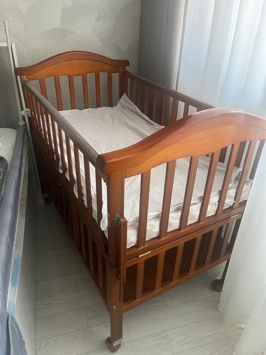Кровать детская на колесах, с отдельной колыбелькой