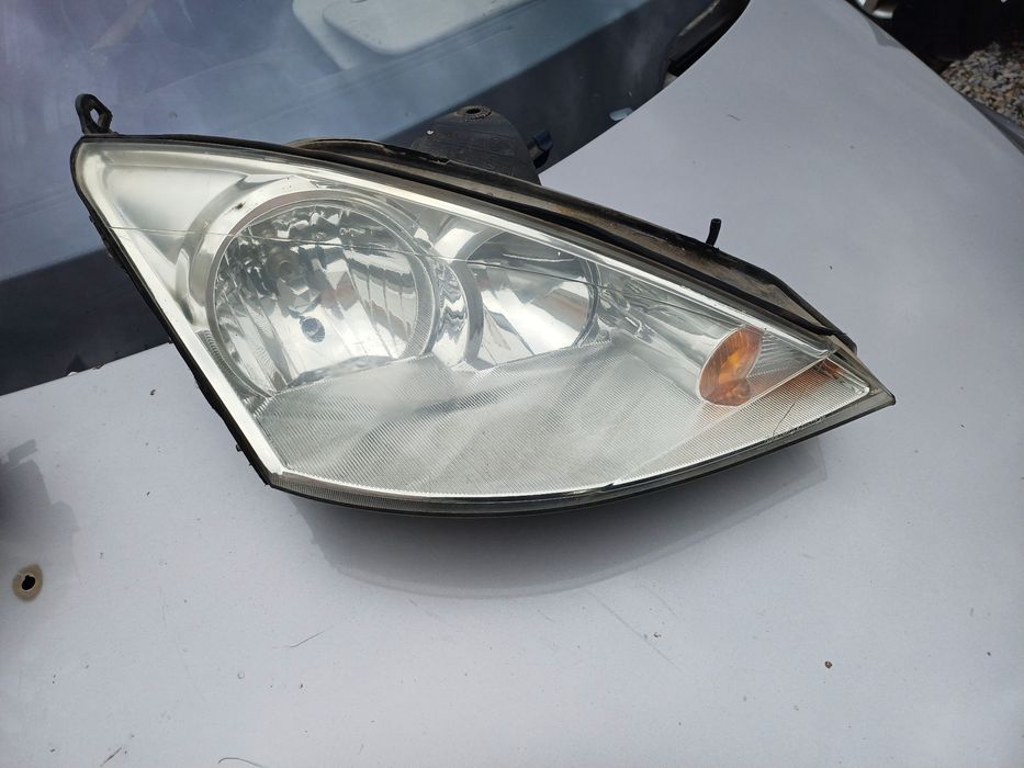 Десен фар за Форд фокус 2003 година