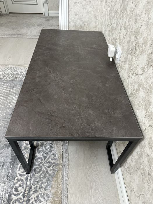 Jurnalniy stol loft uslubida