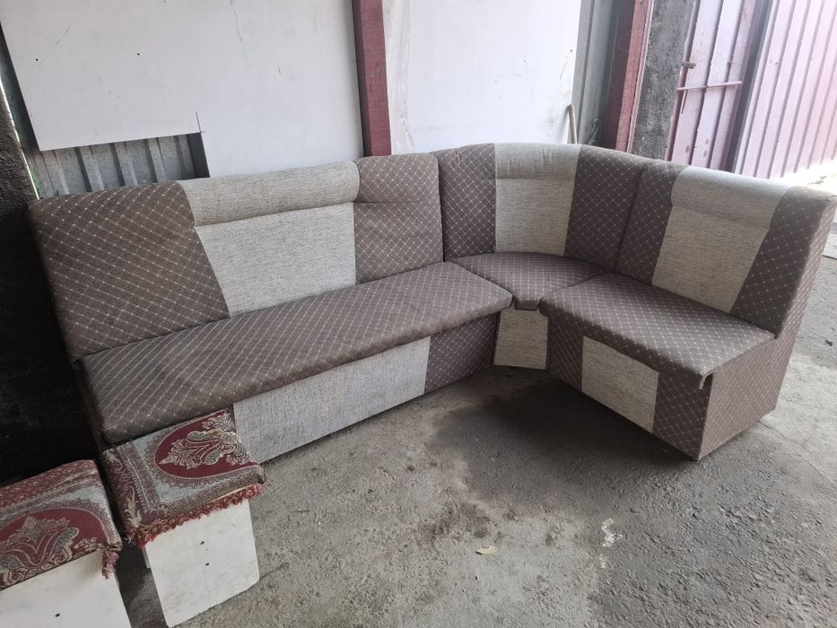 Продам уголок и  стол