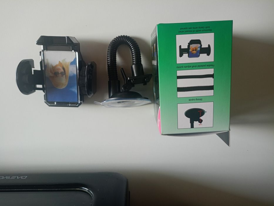 Vând suport auto pentru telefon,gps,reglabil, produs de calitate superioara nou la cutie.
