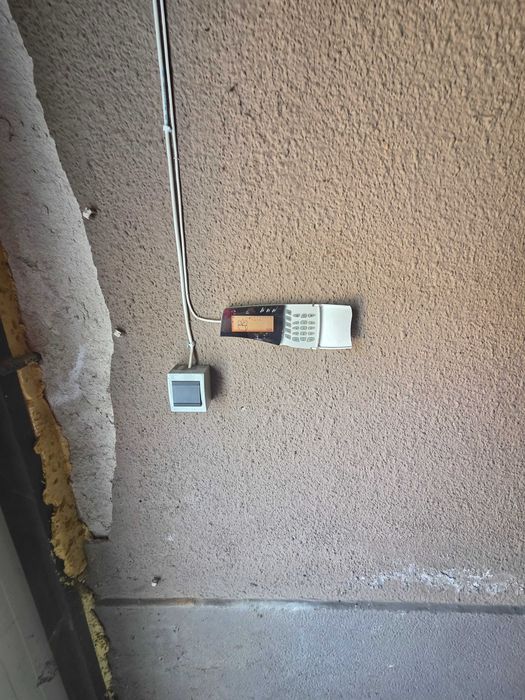 Дава се под наем Промишлена сграда в София, Военна рампа - 235 кв.м за 800 € - Снимка #1