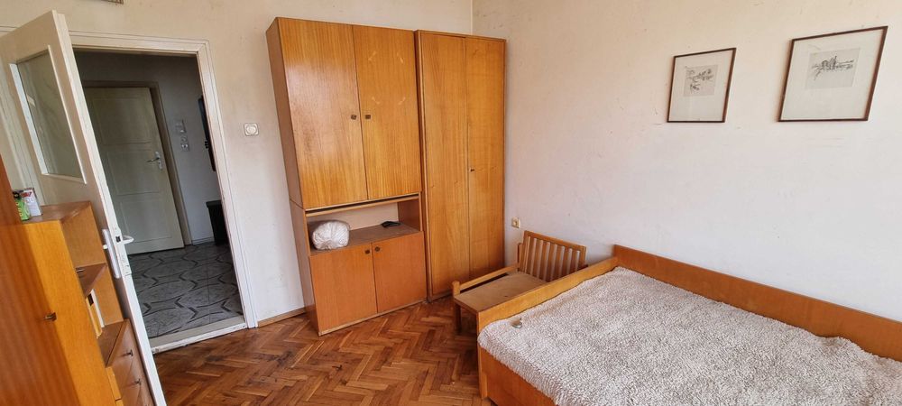 2096-Продава се двустаен апартамент на нисък етаж в центъра!