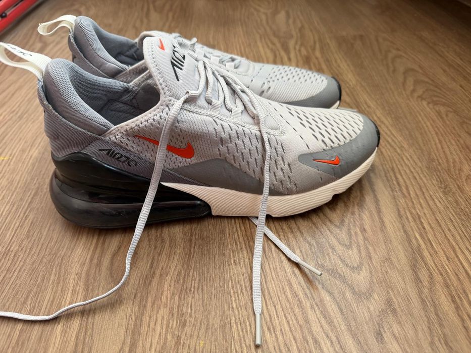 Vand Nike  Air Max 270