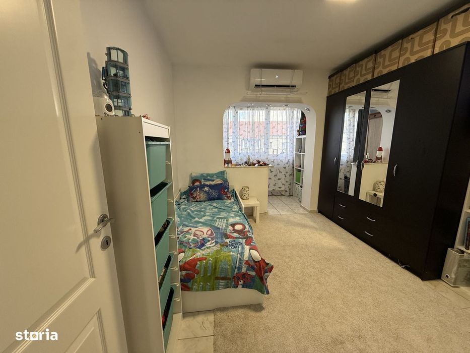 Apartament cu 3 camere, decomandat - Lipovei