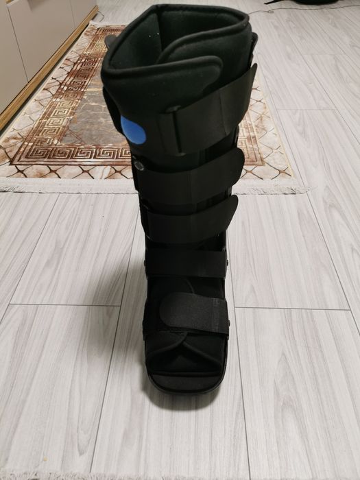 Orteza Walker cu perna de aer și carje