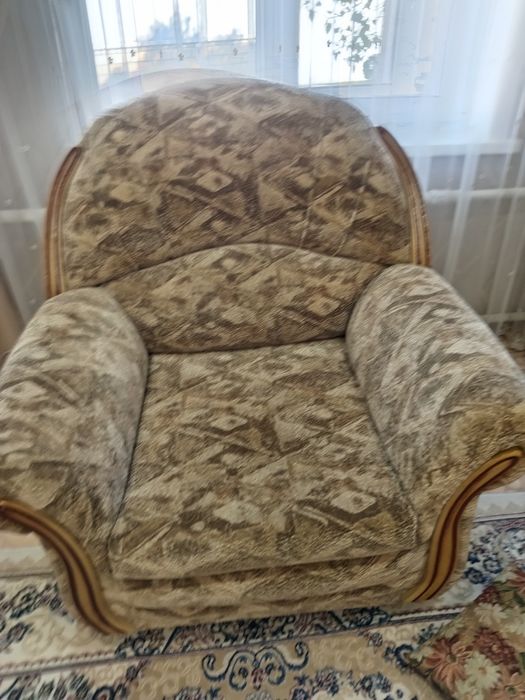 Диван с одним креслом.