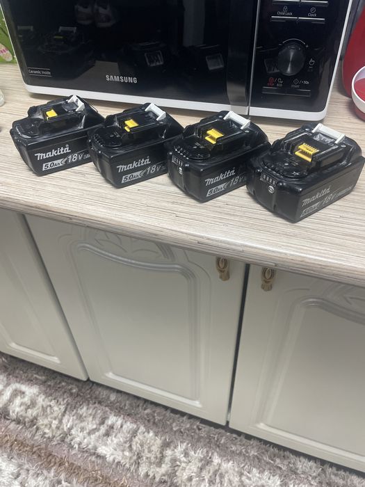 Vând 4 acumulatori Makita 18v 5 Ah