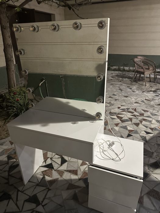 Продаю столик маникюрный для салон красоты и.т.д