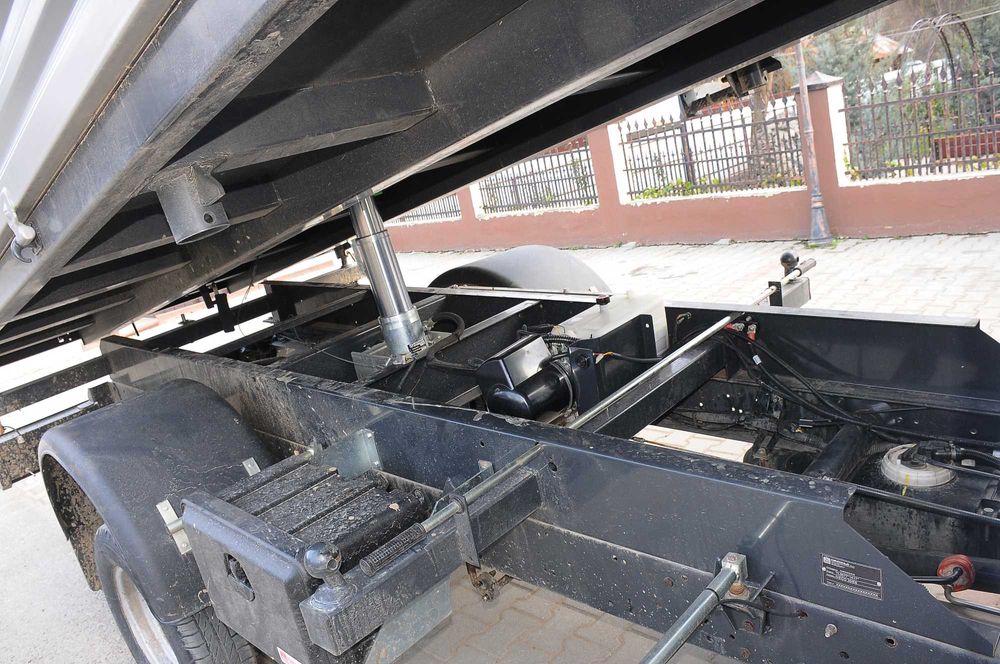 IVECO Daily 35C140 Basculabil 2023 2.3HPi 140 CP E6 6 trepte AC cat. B