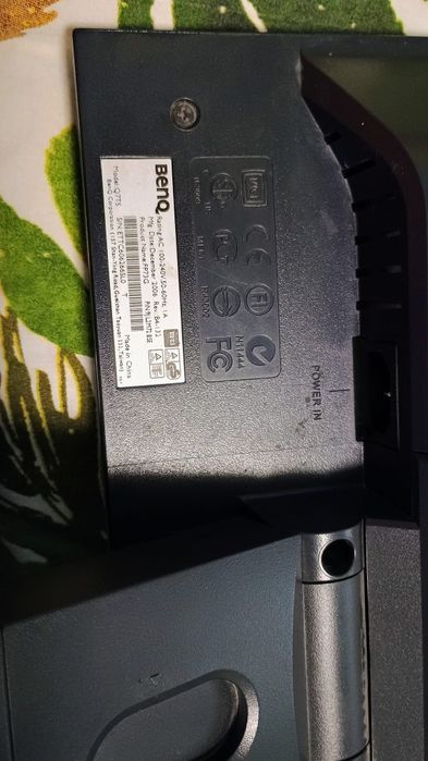 2 броя монитори 17" BENQ FP73G, PHILIPS 170S
S