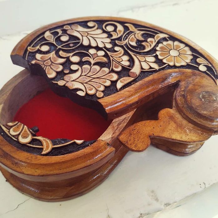 Sirli Quticha yong'oq darxtidan yasalgan sirli ochiladi