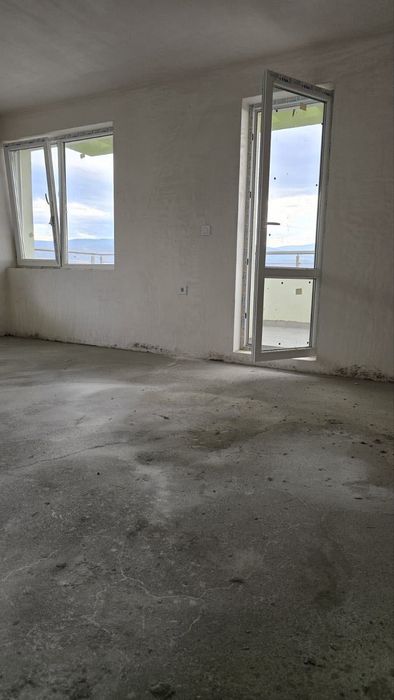 От собственик, продавам просторен тристаен апартамент на топ локация