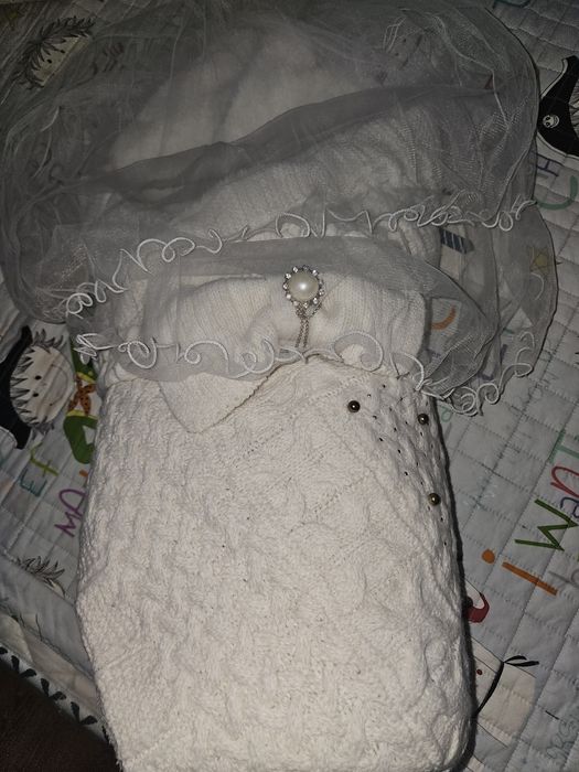 Продам красивый конверт на выписку в цвете слоновой кости. Цена 200 т