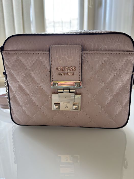 Чанта      GUESS