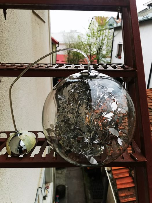 Vând lustra glob de sticla circa 30cm diametru model deosebit