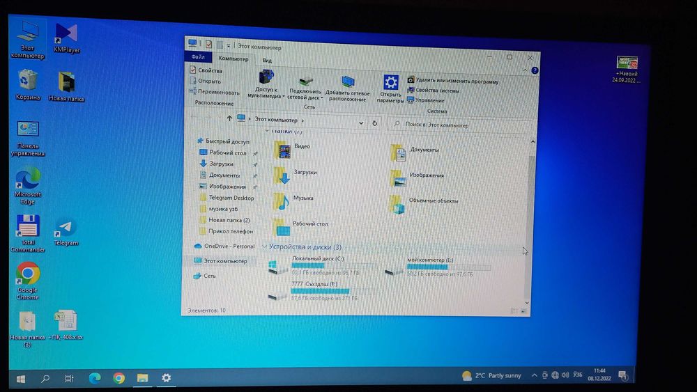 Компьютер ва компьютер столи билан бирга