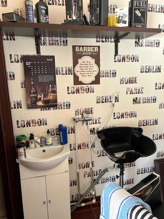 Frizerie complet utilata  ,cu tot cu firma