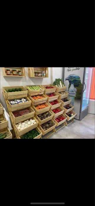 Дървен стъпаловиден стелаж от щайги за плодове и зеленчуци