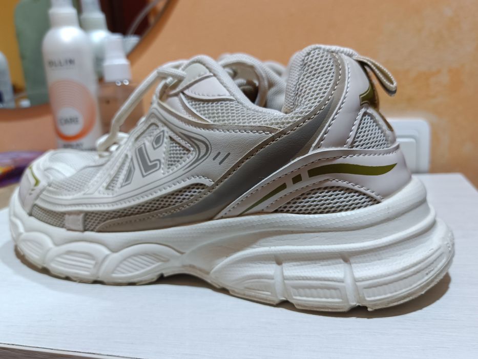 Кроссовки женские