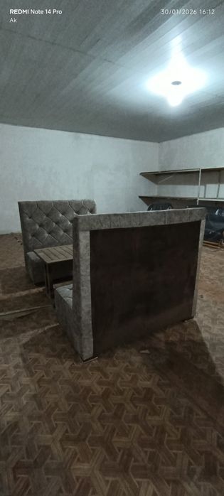 Kafe va restoranlar uchun mebel