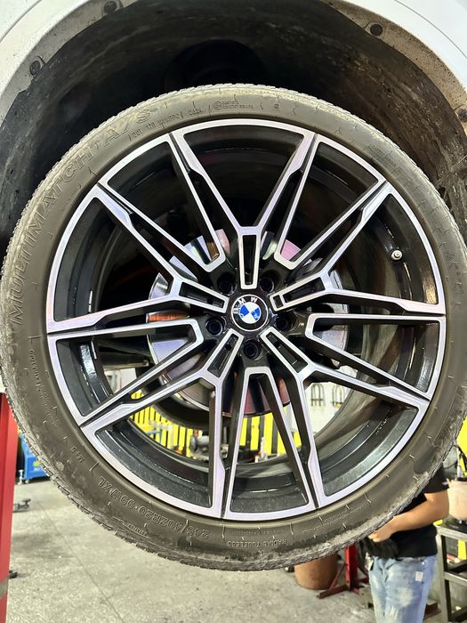 Продам диски с резиной на BMW,очень мягкая резина.В отличном состоянии