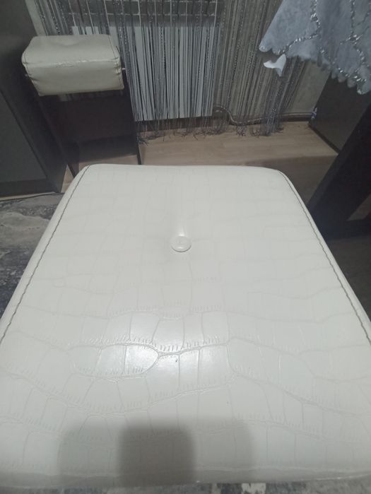 Кухонный уголок, стол, стулья.