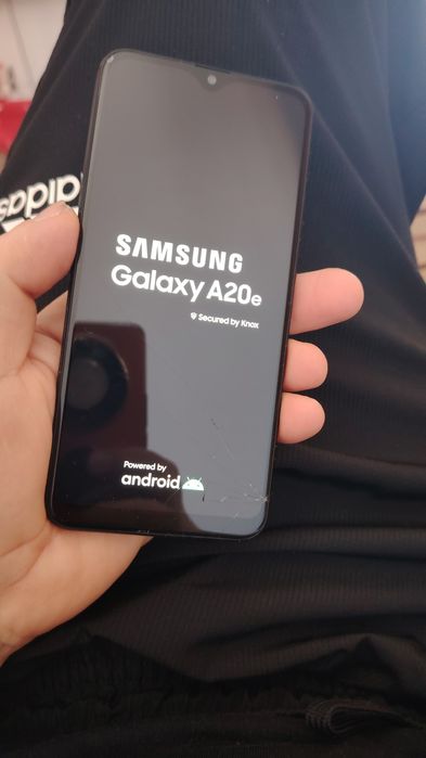 Samsung a20 e arata foarte bine