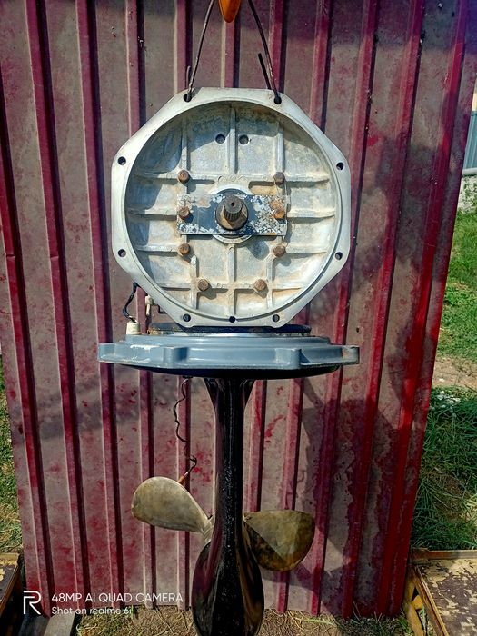 Для катера реверс- редуктор с винтом